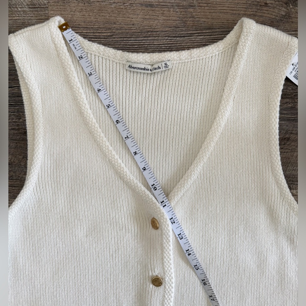 Abercrombie & Fitch size XL MARA Rib Knit Crest Button Up Sweater Vest in Cream - Picture 8 of 12